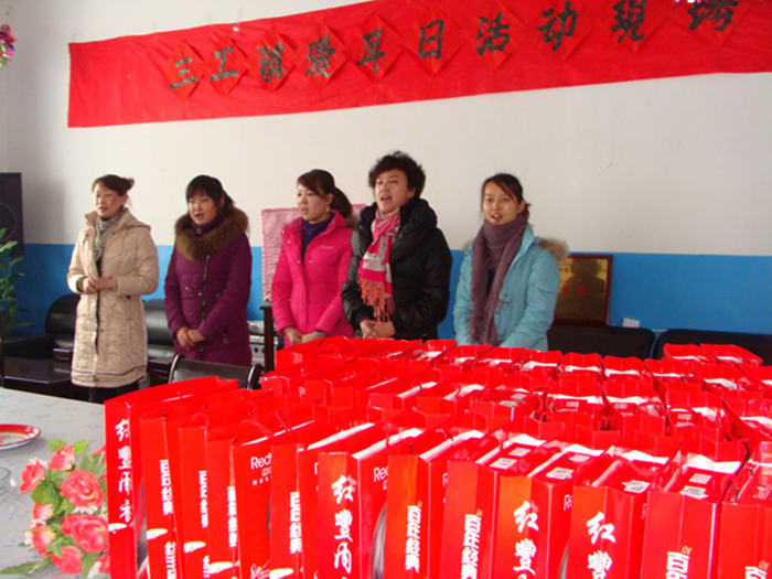 2009年高总带领公司员工慰问昌吉敬老院孤寡老人